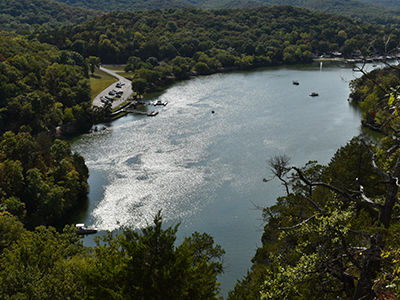 ミズーリ州のハハトンカ州立公園にある川