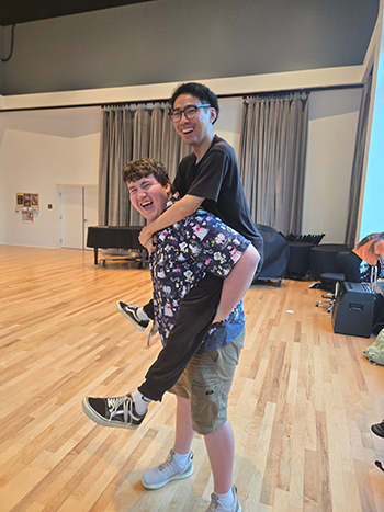 友人におんぶされ楽しんでいる様子