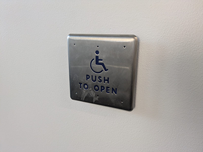 自動でドアが開くボタンのクローズアップ