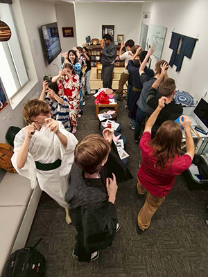 浴衣のワークショップで参加者と阿波踊りを踊っている写真