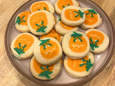 ハロウィン商品がスーパーにたくさん並ぶ。その中からパンプキンクッキーを買った