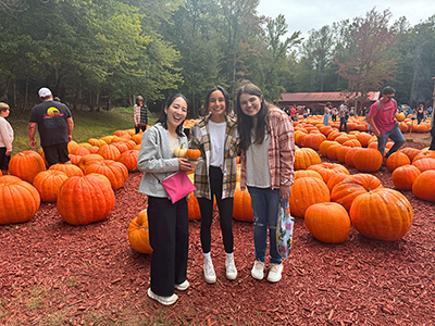 カボチャ畑で友人と一緒に撮った写真