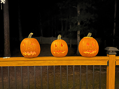 3つのカボチャのランタン、それぞれ個性的