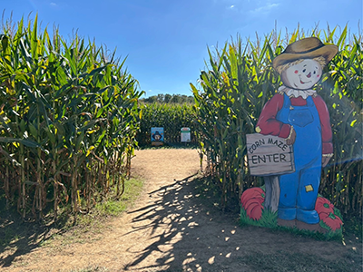 コーンメイズ（とうもろこし畑）の巨大迷路の入口にあるキャラクター