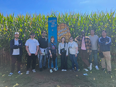 友人たちと巨大迷路に挑戦する前に撮影した写真