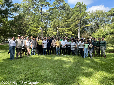 日本庭園でボランティアの方たちと記念撮影