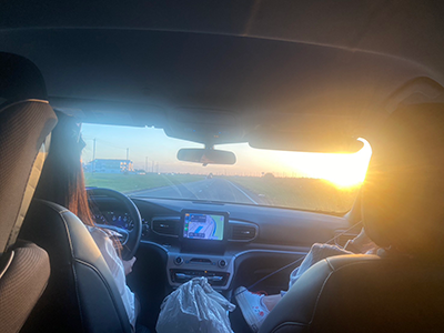 ガルベストンビーチまで友人とドライブ中の車内