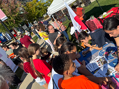 日本の文化を紹介するブースにたくさんの人々