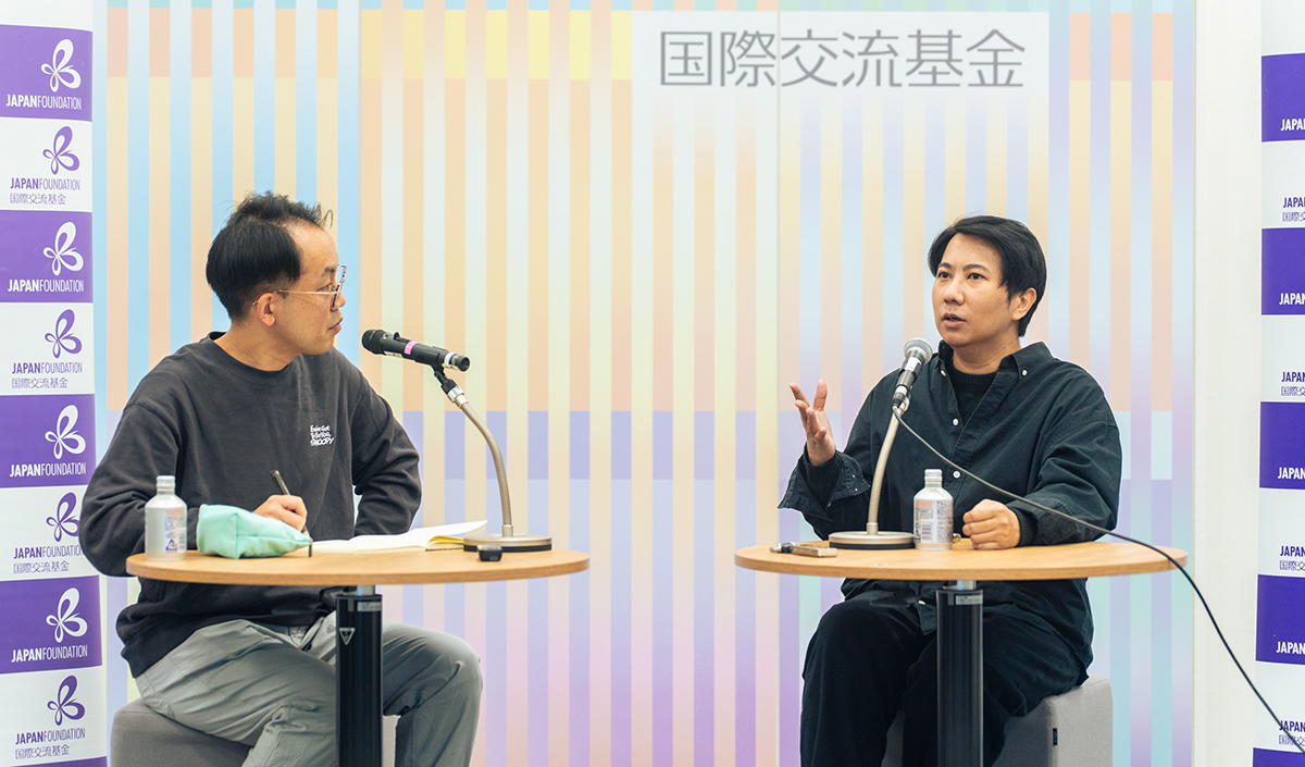 インタビューの様子：会場で向かい合って座る２名の登壇者