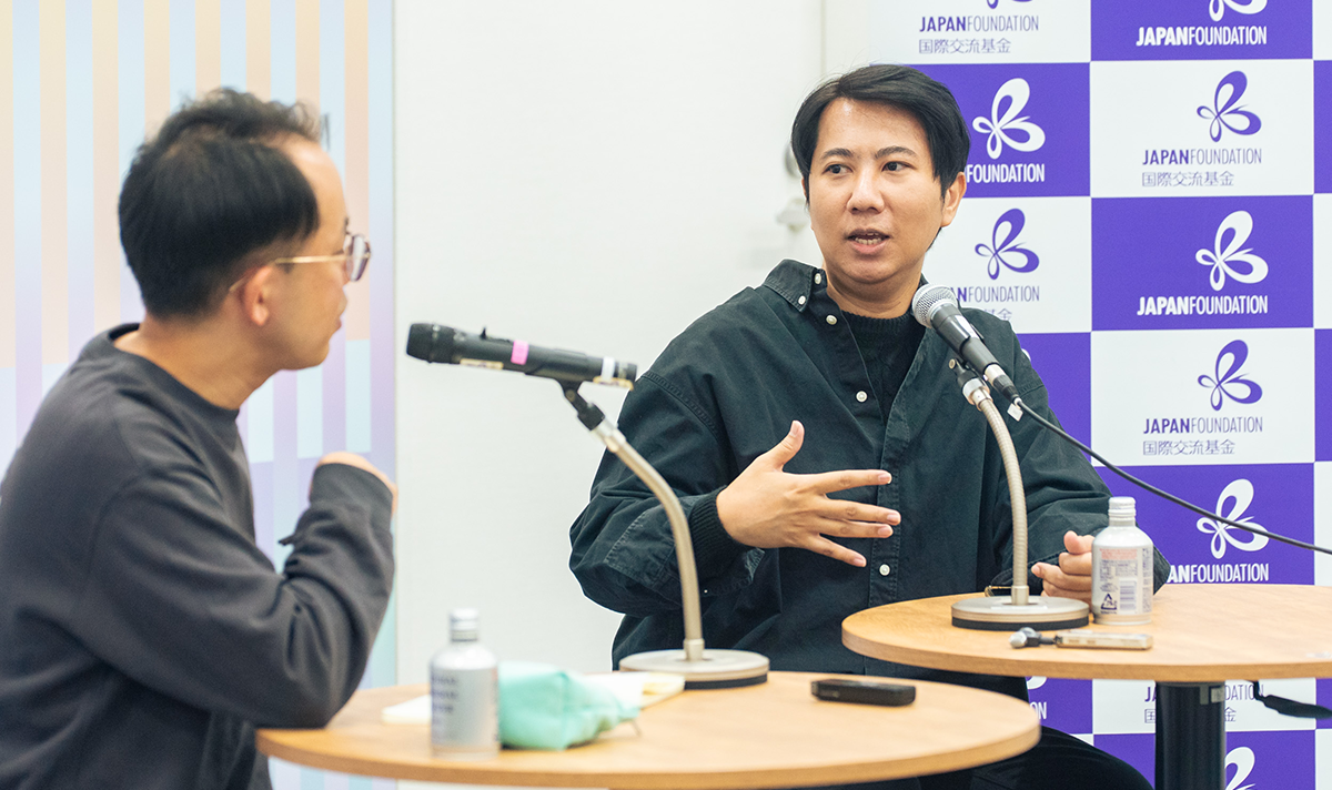 インタビューの様子：会話する二人