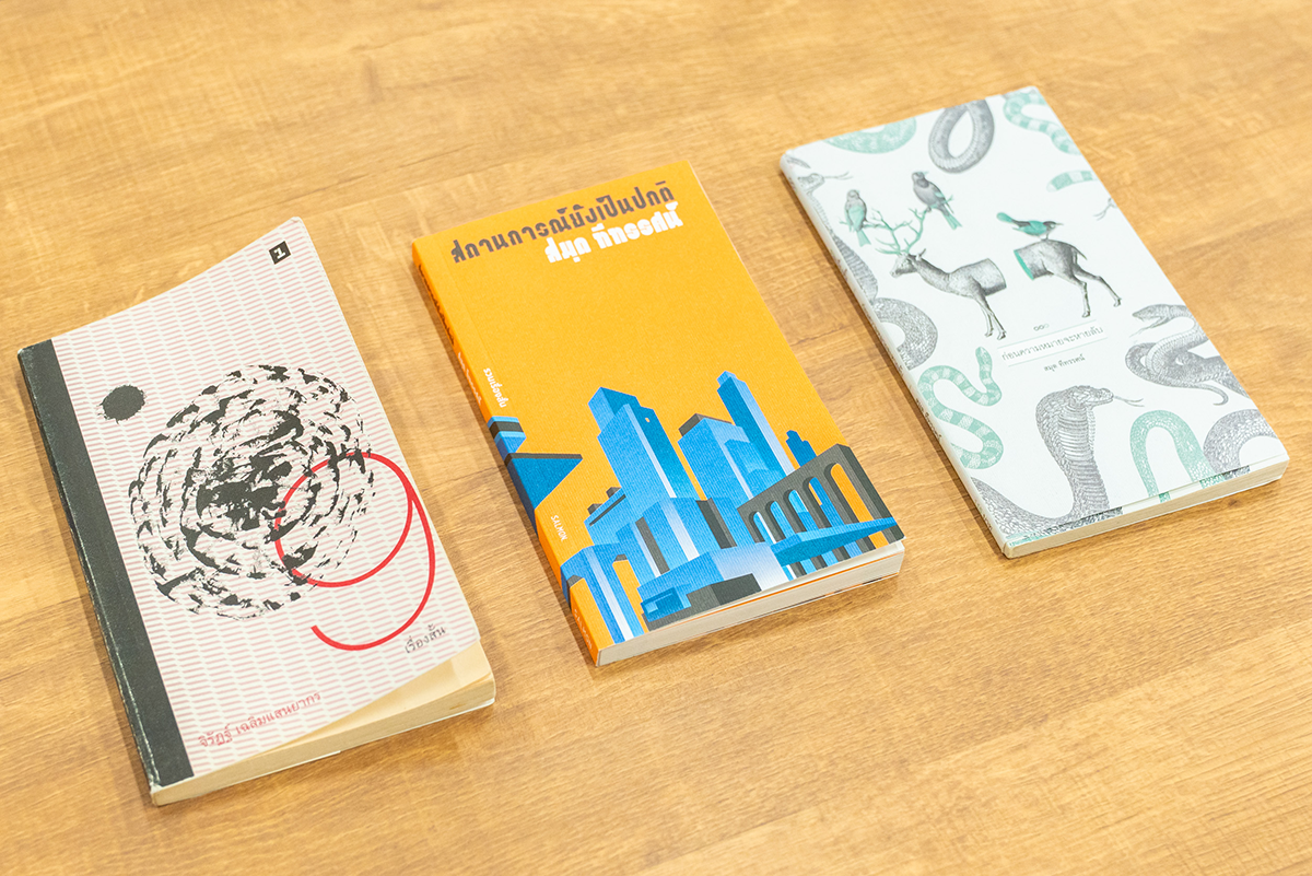 インタビューの様子：テーブルに置かれた3冊の冊子