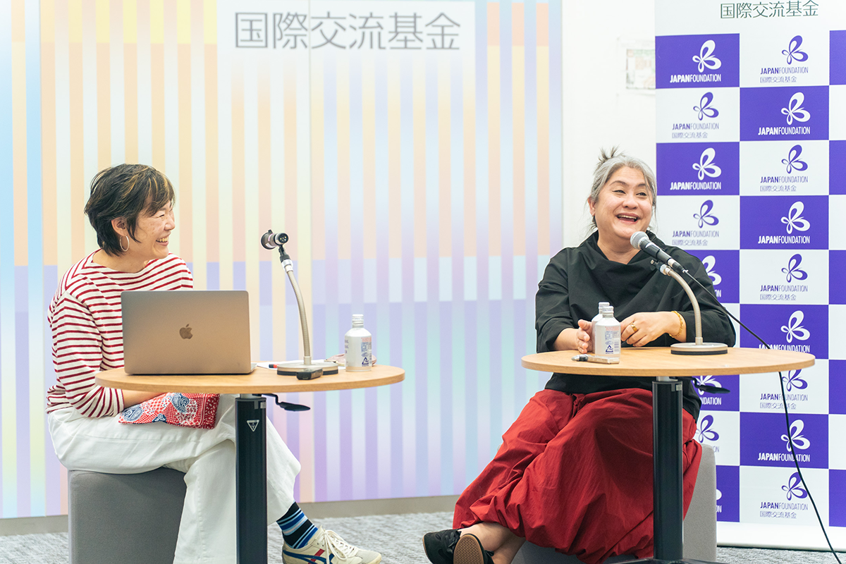 インタビューの様子：会場で向かい合って座る2名の登壇者