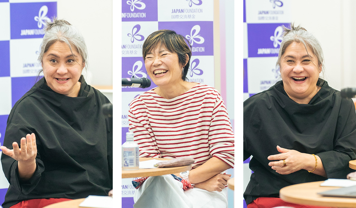 インタビューの様子：左側はカリーナ氏が右手を少し上げている、中央の吉田氏は笑っている、右側のカリーナ氏も笑っている