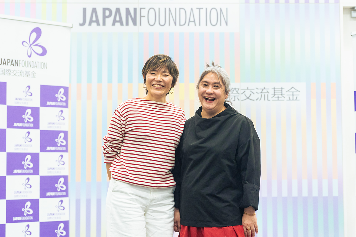 インタビュー後の様子：左側は吉田氏、右側のカリーナ氏、二人が笑顔で寄り添った2ショット