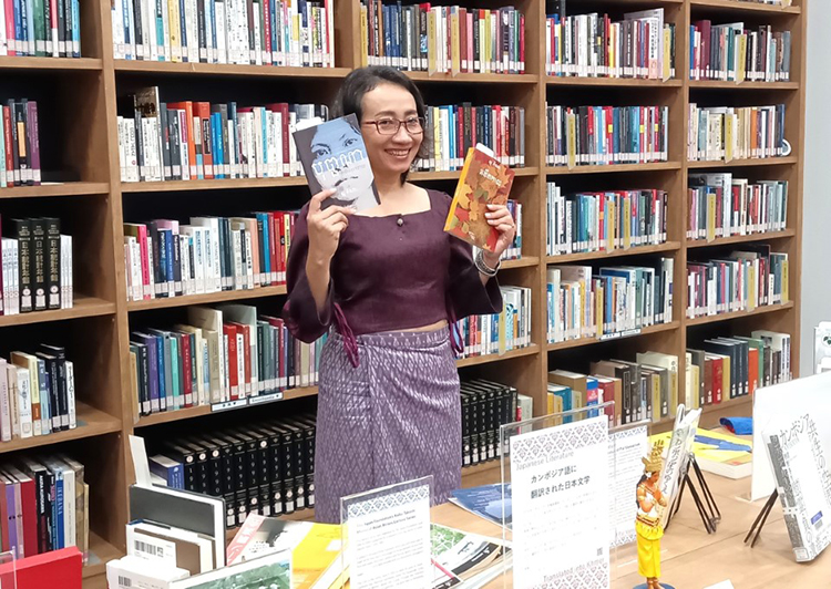 JF本部のライブラリーにてカンプ・メラの本を2冊持ってこちらを見ているソー・ピナ氏