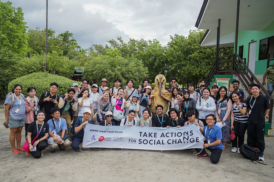 フィリピン・オランゴ島での集合写真