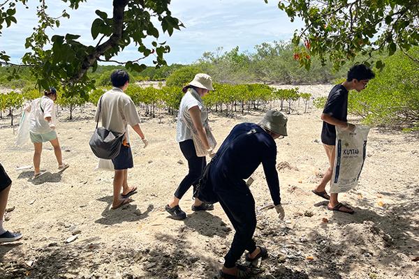 オランゴ島でのごみ拾い