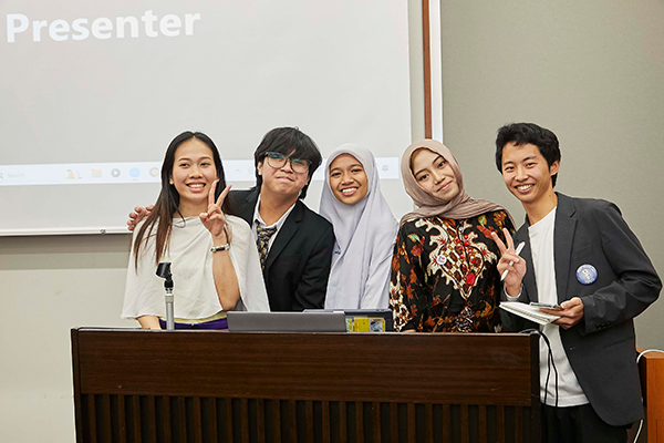 最終発表会の壇上で笑顔の参加者