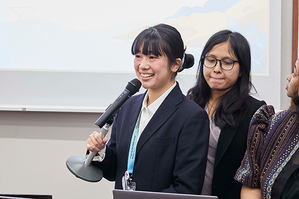 Yu(橋本 友)さんがマイクを持ってにこやかに話をしている