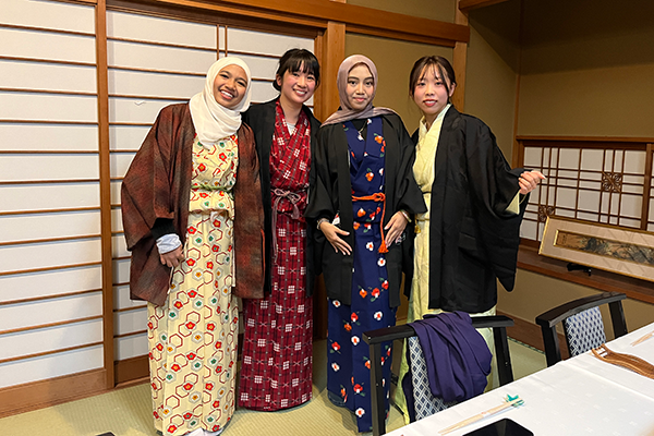 訪日研修で着物の着付け体験している