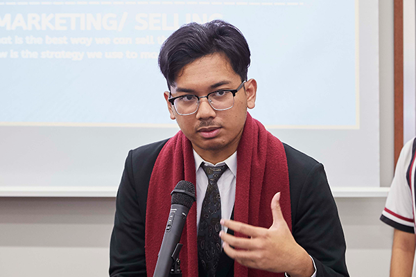 Najoさんがマイクの前で話をしている