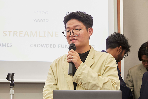 Lucasさんがマイクを手に話をしている