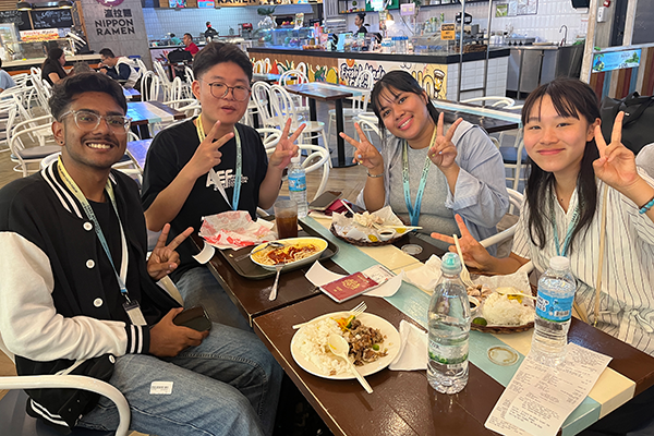 空港で楽しく食事をしている様子