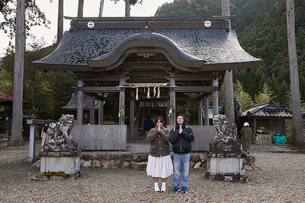 神社をお参りをしている