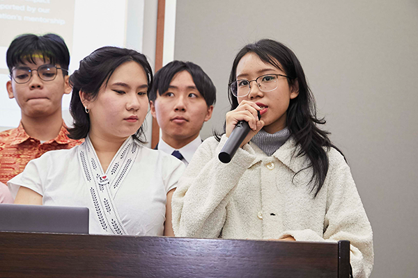 Eaindrayさんが真剣な表情で話をしている様子