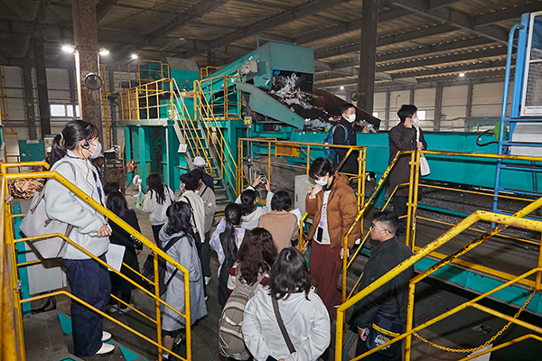 DINS関西でリサイクルの工程を見学