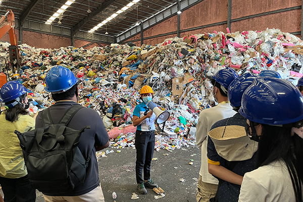 SM GUUN工場内を見学し真剣に話を聞いている参加者たち