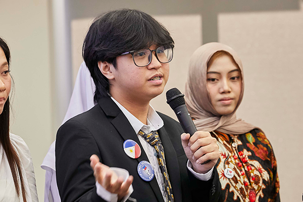 Ramさんがスピーチをしている