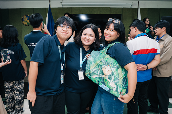 フィリピンの参加者たちが笑顔で記念撮影