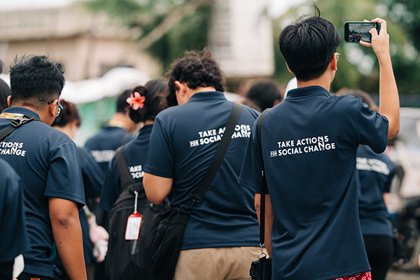 TASCシャツの参加者たちの後姿