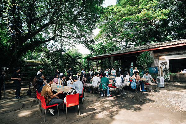 木陰でワークショップをしている様子
