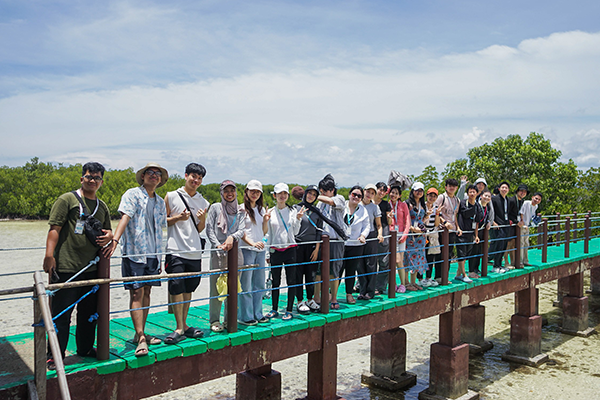 オランゴ島の自然保護区の橋の上に参加者が並んでいる