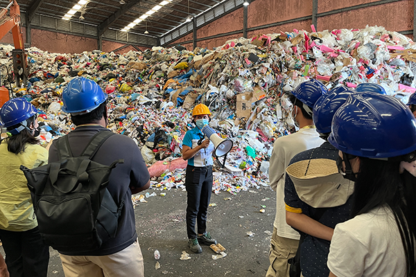 山積みのリサイクル品を見学