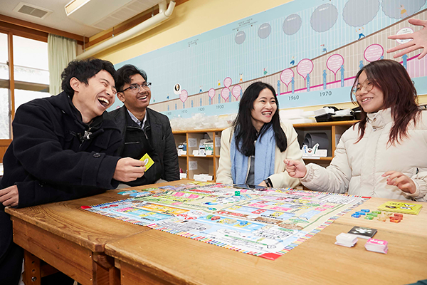 テーマを探求している参加者たち