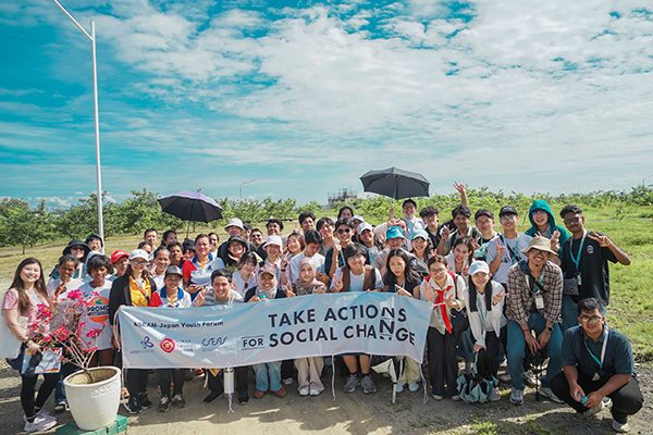 公園へと生まれ変わった埋立地を見学した際の集合写真