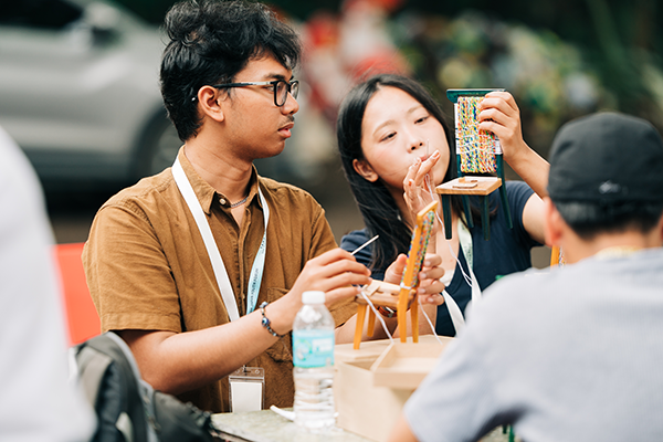 プラスチックごみを利用して作品を作っている様子