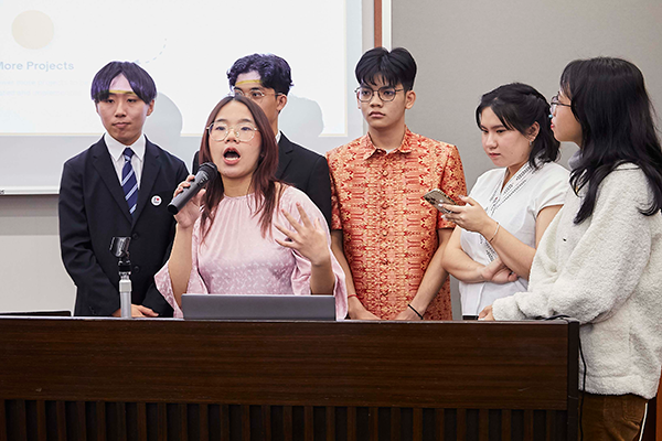 参加者たちが壇上でアクションプラン最終発表の様子