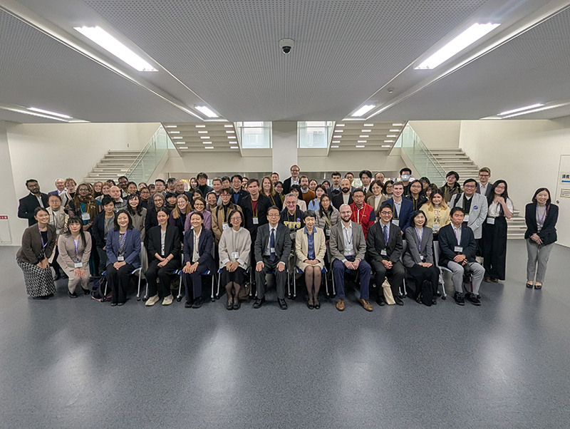 Group photo of 100 participants at the Japanese Studies Fellow Conference.