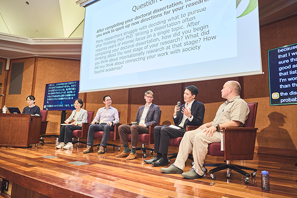 In the dialogue session of Part 3, a lively exchange of opinions is taking place.