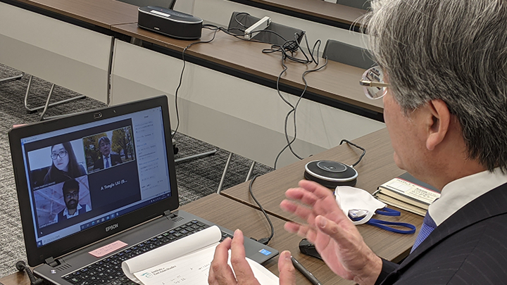 photo of Group discussion. Prof. SONODA Shigeto giving advice to the students