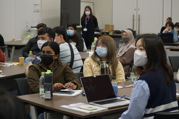 講義を聴く参加者の様子の写真