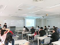 早稲田大学・岩崎教授講義（高齢社会の現状について）の写真