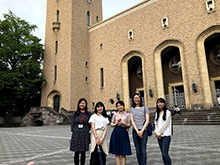 日本の大学院生と交流している写真