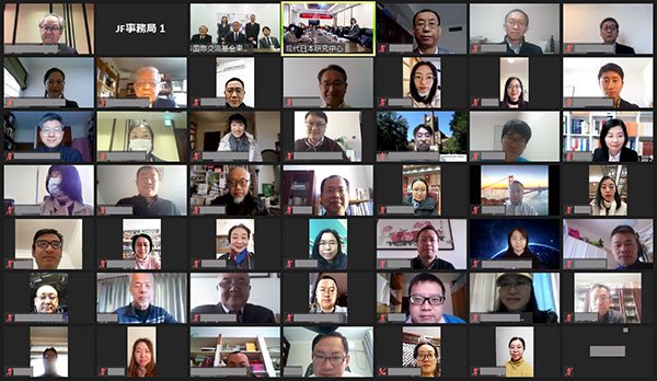 北京大学現代日本研究センター設立30周年記念講演会（2020年12月）
センター卒業生と歴代の日中教授陣が出席の写真