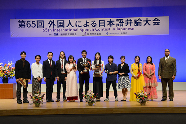 第65回外国人による日本語弁論大会にて、井原市民会館のステージで撮られた集合写真。