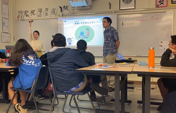 カメハメハ・スクール・マウイ・キャンパスの学生と、学生に日本語を教えている黒田麻井氏の授業時の写真